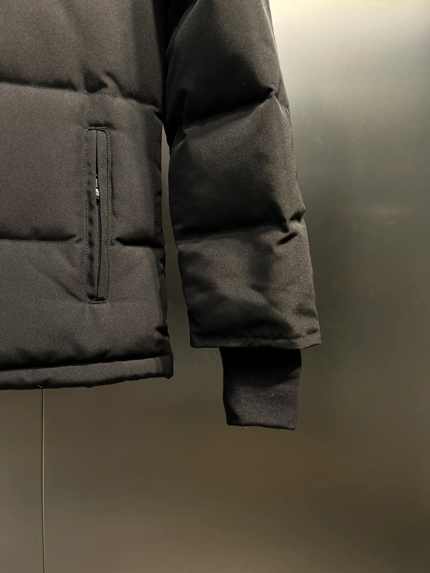 P860 Canada Goose Canada # Expedition04 Parker, a treasure of Canadian origin! Limited supply worldwide! Canada Goose Model 04 is a top-notch couple model, polar cold-proof outdoor series fur collar detachable hooded parka down jacket, the first Goose in 2024. I hope my partners like the top quality, and I hope everyone can evaluate it together! The most popular cool items of the Big Goose family in 2024 are online. The same popular product of Yi Yang Qianxi is said to be a joint limited edition Big Goose that cannot be bought in autumn and winter. If you dislike the sameness of the Big Goose in the past, then this model will definitely give you a different experience! This year's most powerful couple's collection for autumn and winter is online, a top-notch luxurious ready-to-wear style, paired with an outdoor warm down jacket with great style and charm! The most standard and classic items of the Daye family in the past two years are equipped with unique reflective stripes for embellishment, which further shows the high-end fashion performance effect. With the embellishment of hardware buckles, it has excellent performance effect. The upper body is clean, simple and elegant, even for urban leisure. It is suitable for various occasions. Designed with large pockets, this model has a large capacity and is equipped with reflective stripes, making it safer at night. It is suitable for various adventure activities. It is made of windproof and waterproof technical materials. The interior is filled with full white duck down, which is absolutely cold-proof and warm. It also has a stand-up collar design and fine fluff at the collar, with meticulous attention to detail! The charm of this model is also more spiritual, and the upper body has more temperament and specifications. It perfectly shows the ultra-high standard of fashionable performance of this model, integrating outdoor and life, and you can even create high-street wear! The most pinnacle limited-edition goose that we have presented so far, both in terms of design and detailed materials, it is completely outstanding. The grand and evergreen version design is matched with cool reflective elements. The overall appearance can be said to be quite high, and it has that kind of powerful outdoor performance! It combines high-end casual attributes with high-street style. It is high-grade, domineering, warm, and beautiful. The visibility of the upper body is quite strong, and the configuration of the owl element is highly brand-recognizable. It fully complements the overall brand performance and visual effects, and also has the high-end sense of fashion and fashionable performance. It is a must-buy product because it is the most awesome down brand on the planet and one of Canada's three national treasure brands. It is also a sentimental down luxury brand. In the field of polar cold-proof clothing, Goose has made an irreplaceable contribution... Size: xs s m l xl